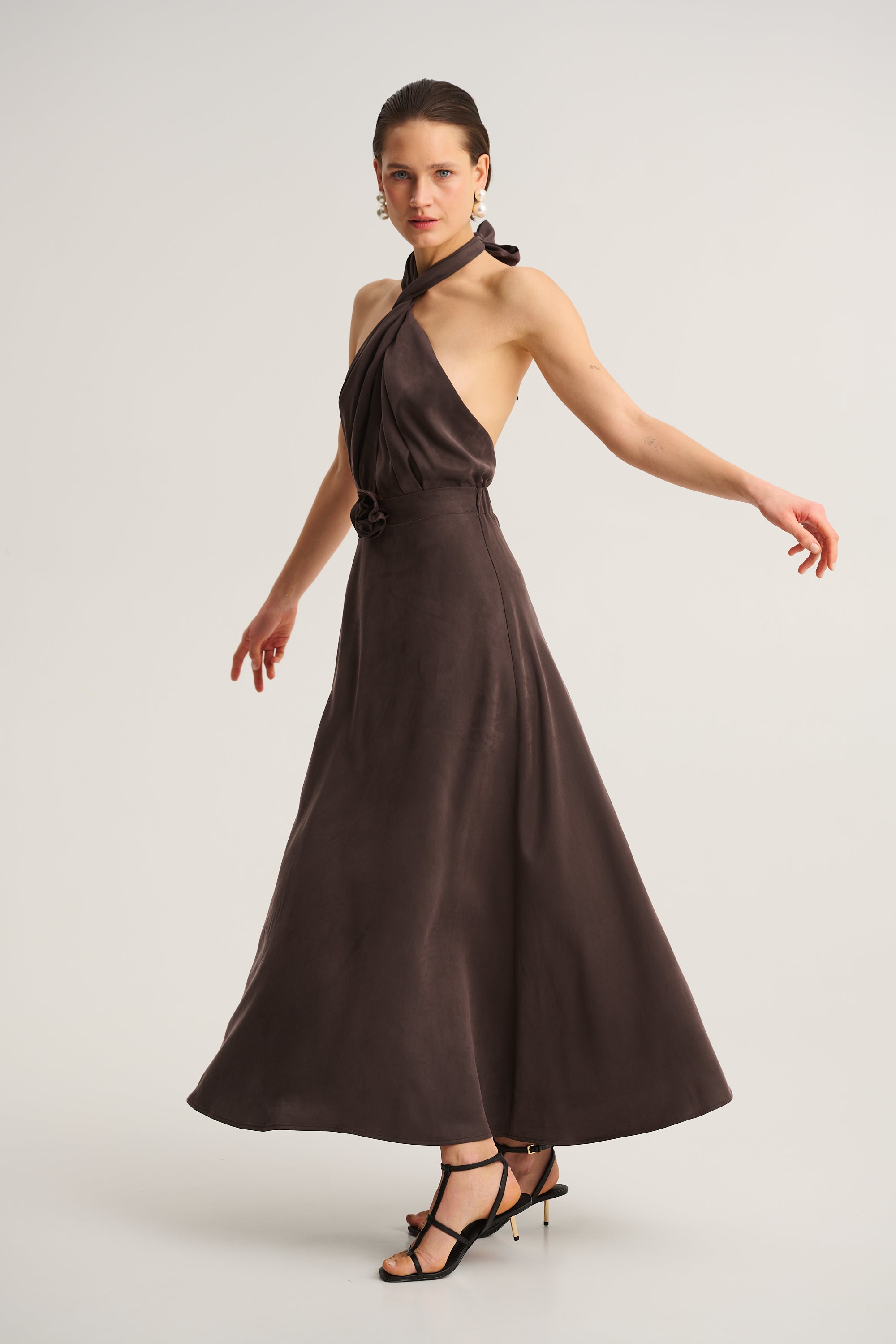 SCHOKOLADENFARBENER MAXIKLEID MIT KRAWATTE
