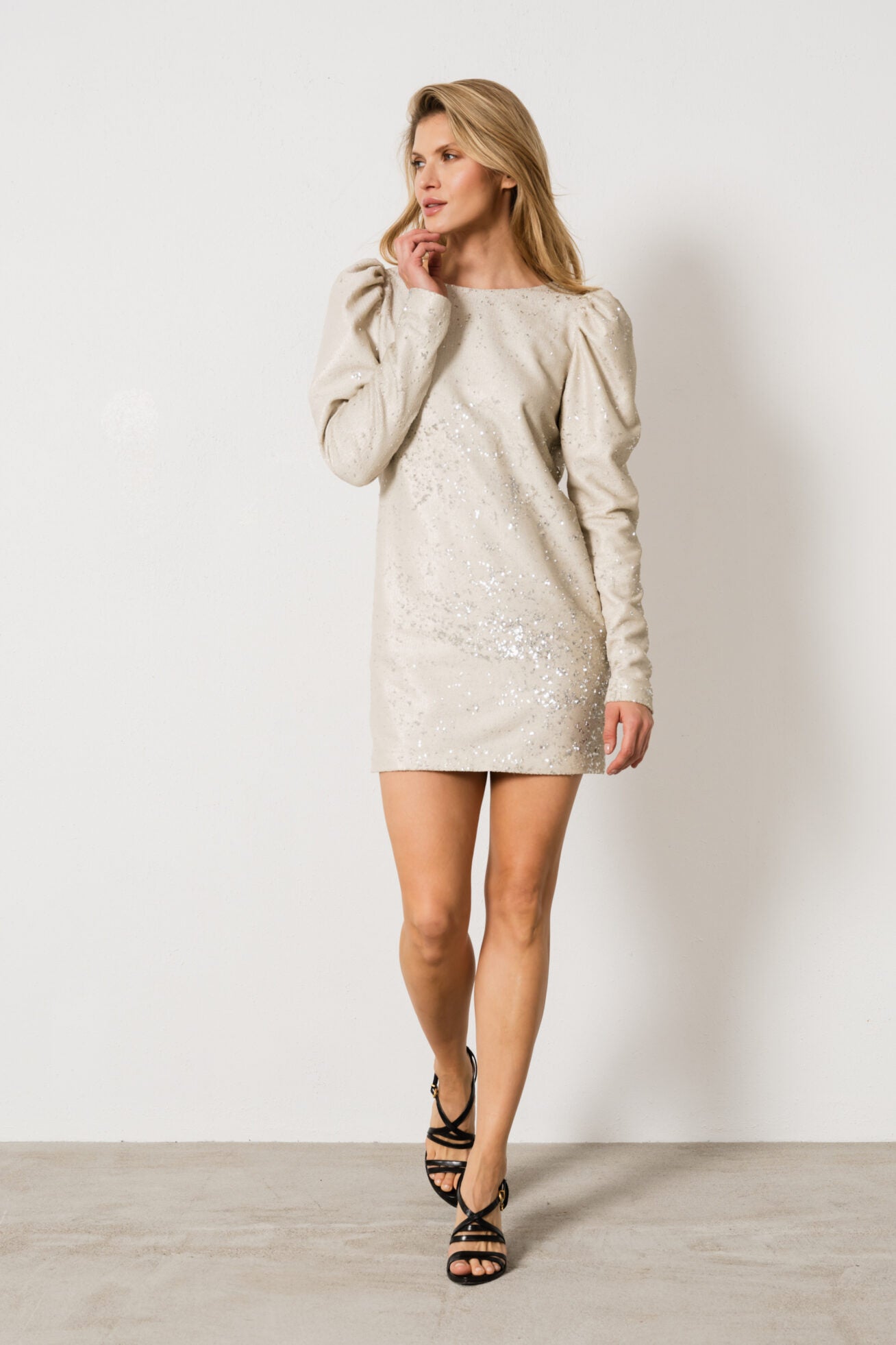 Champagnerfarbenes Capri-Minikleid mit offenem Rücken
