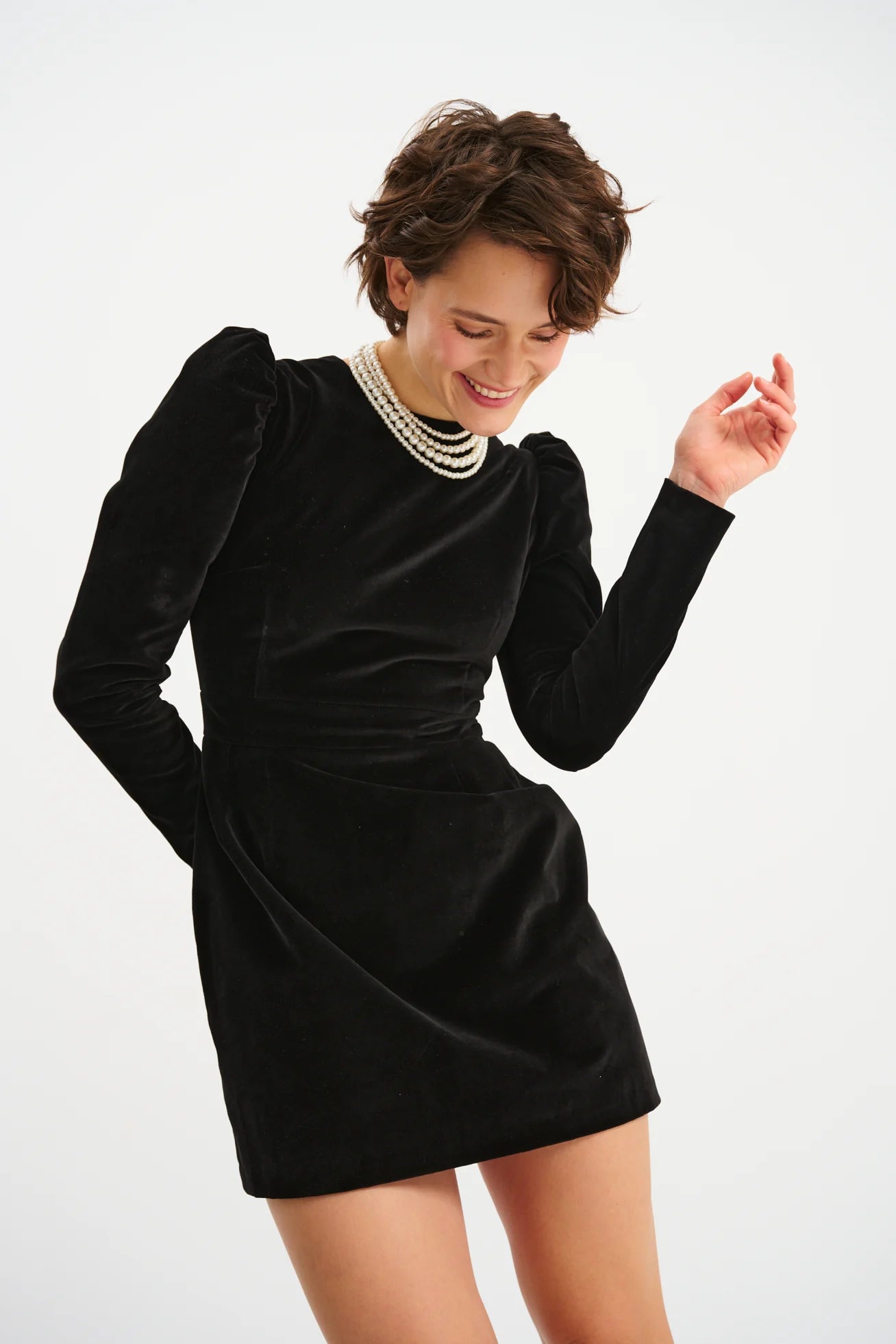 Aksamitna mini sukienka Scario - Saintby