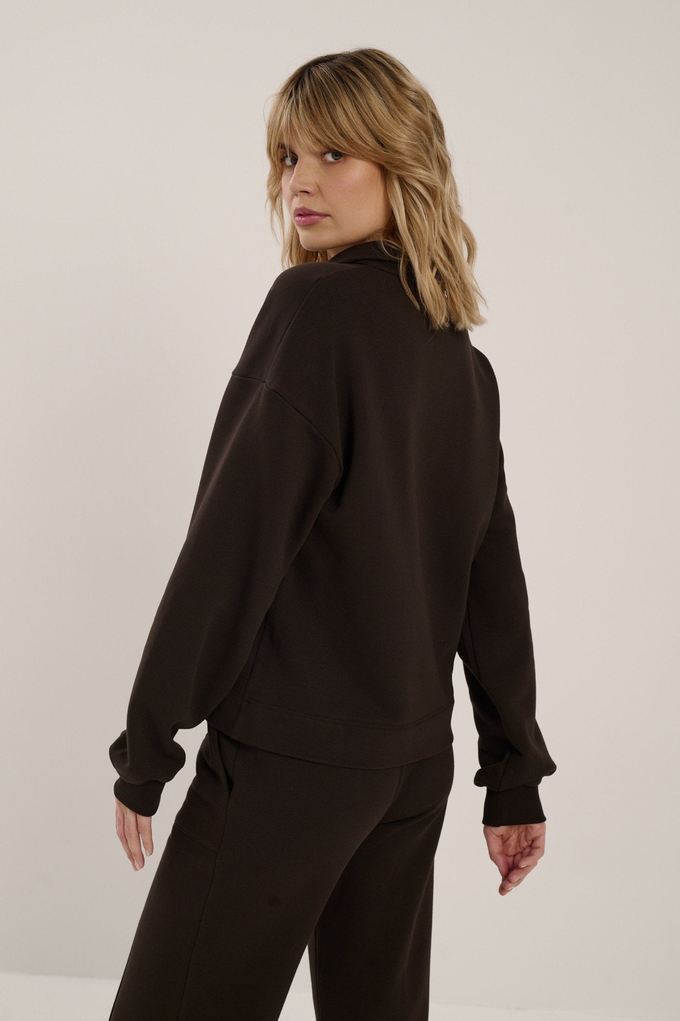 BLUZA Z KOŁNIERZYKIEM VENOSA CZEKOLADOWA - Saintby