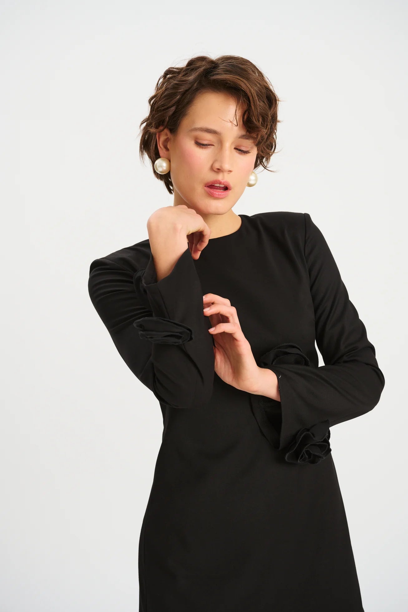 CZARNA MINI SUKIENKA Z RÓŻAMI CEFALU - Saintby