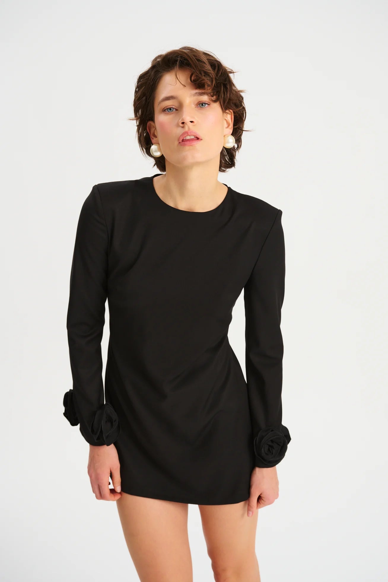 CZARNA MINI SUKIENKA Z RÓŻAMI CEFALU - Saintby