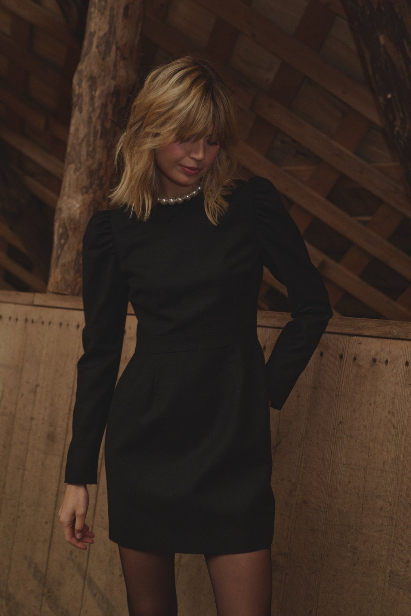 CZARNA WEŁNIANA SUKIENKA SCARIO MINI - Saintby