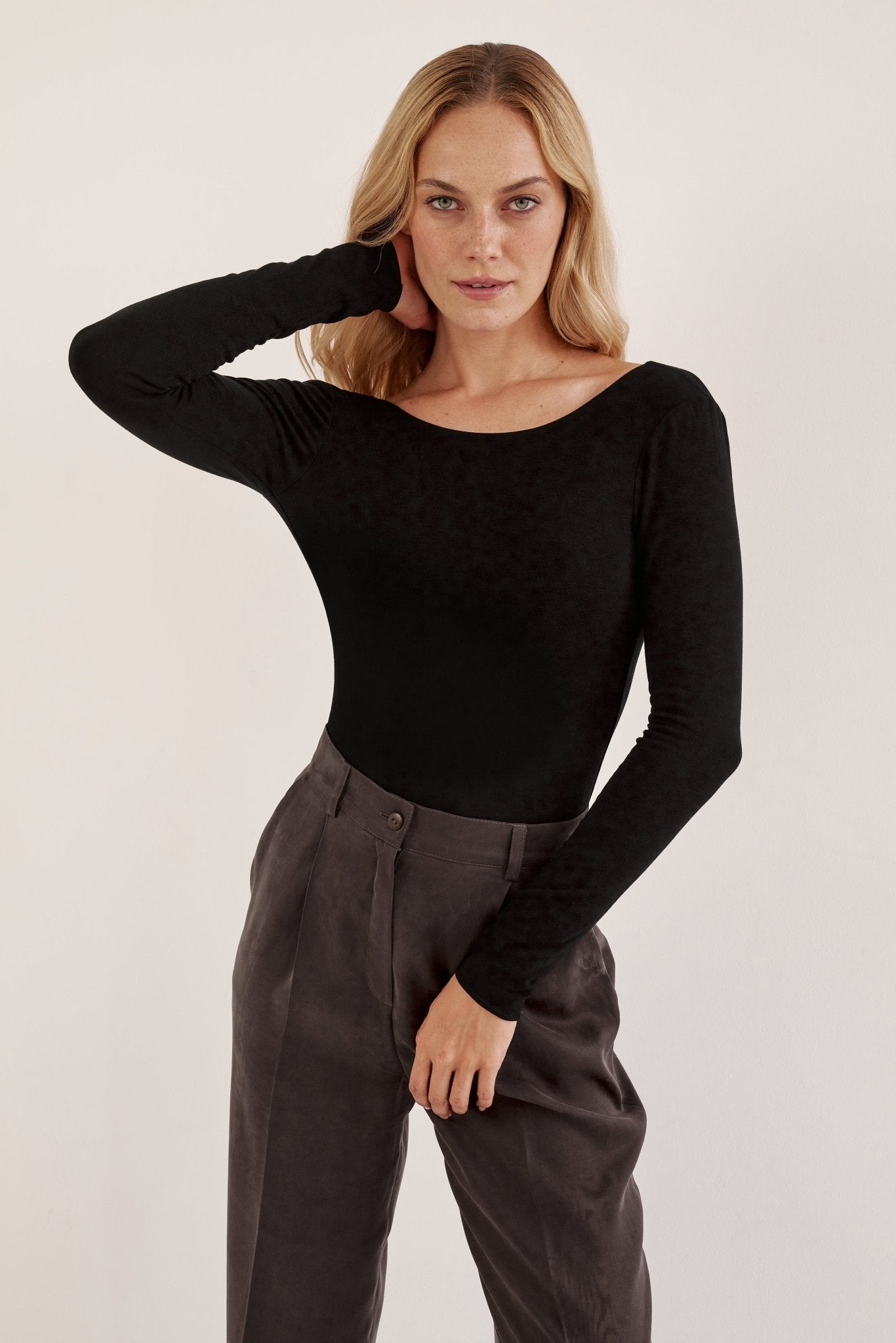 CZARNE BODY PRATO Z DEKOLTEM NA PLECACH - Saintby