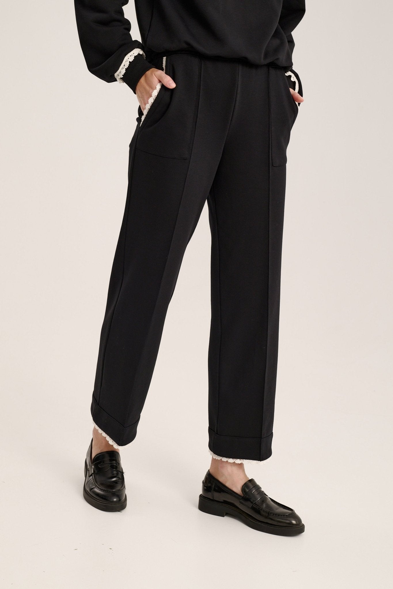 CZARNE SPODNIE CENTO BAWEŁNIANE Z KORONKĄ - Saintby