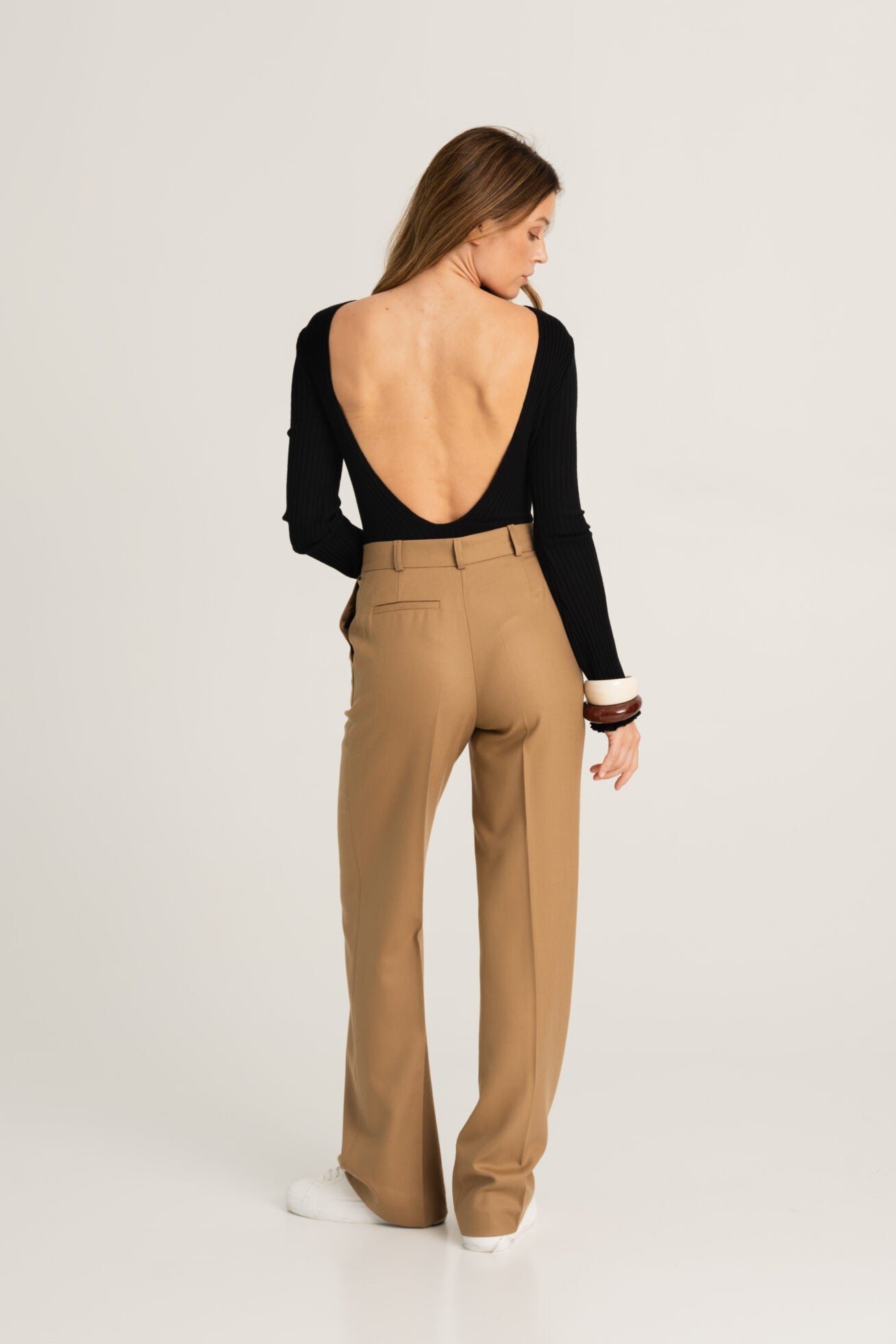 KAMELOWE WEŁNIANE SPODNIE GARNITUROWE CECINA - Saintby