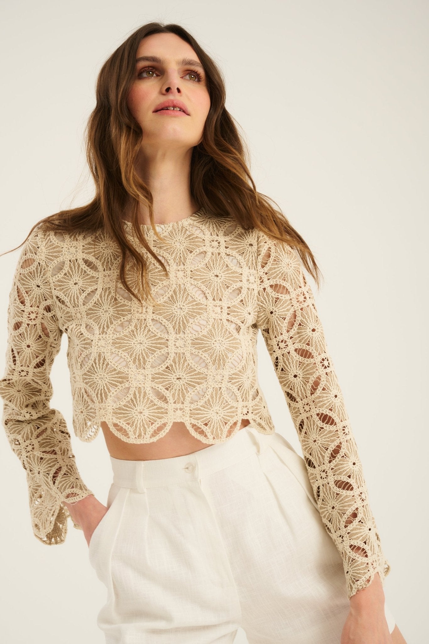 TOP TISSI BEŻOWY CROCHET - Saintby
