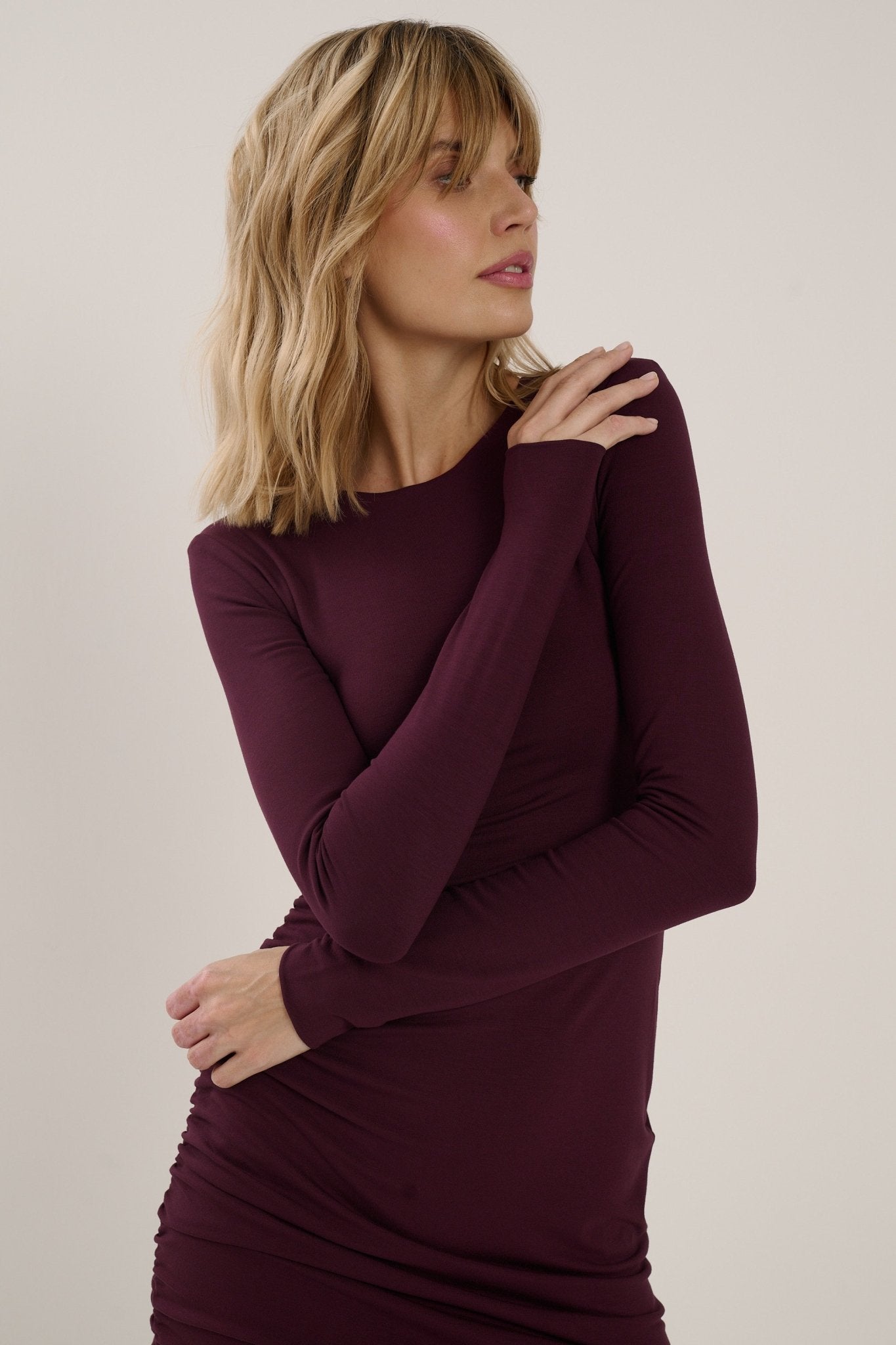 WIŚNIOWA DRAPOWANA SUKIENKA MIDI - Saintby