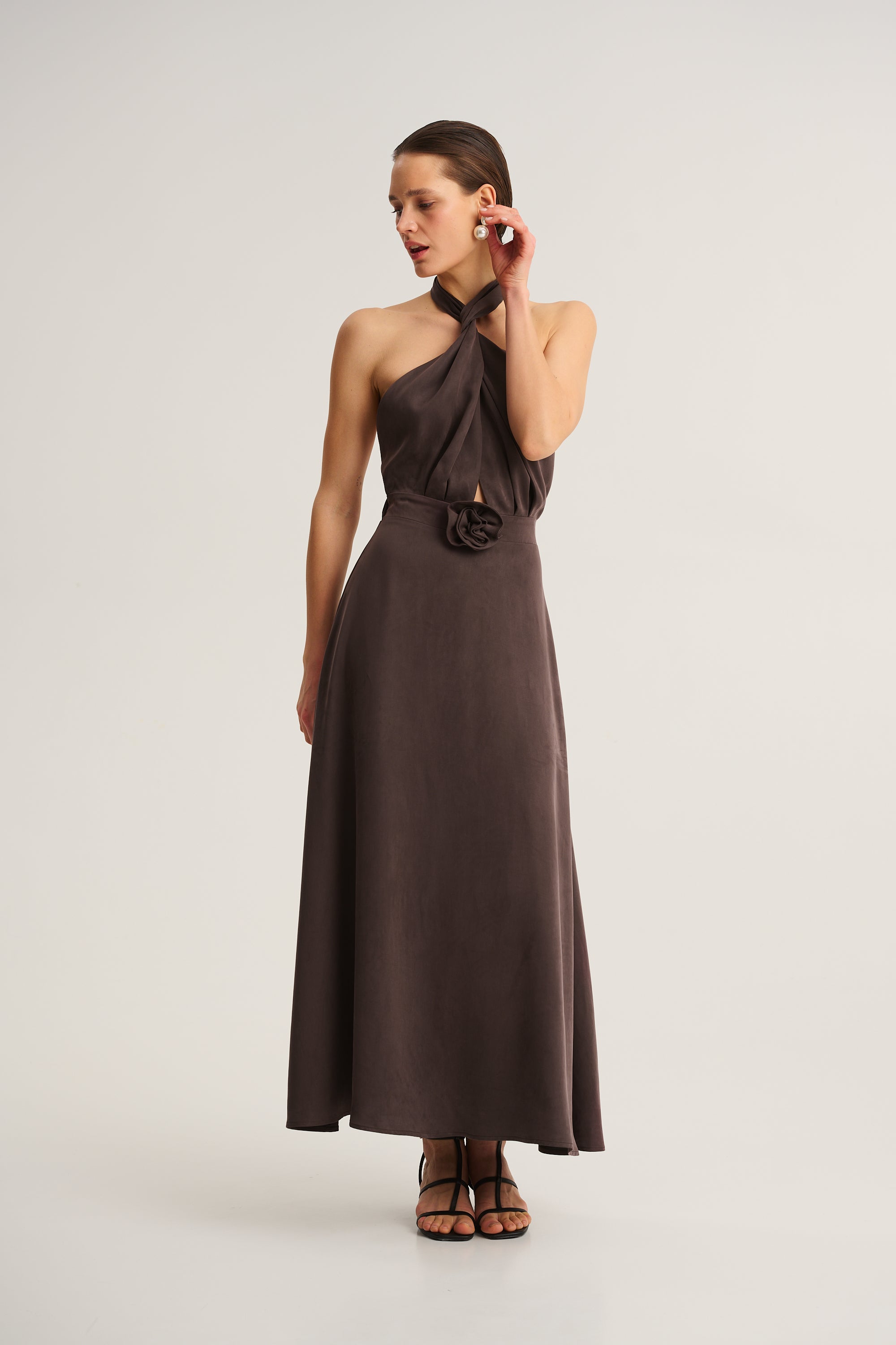 SCHOKOLADENFARBENER MAXIKLEID MIT KRAWATTE