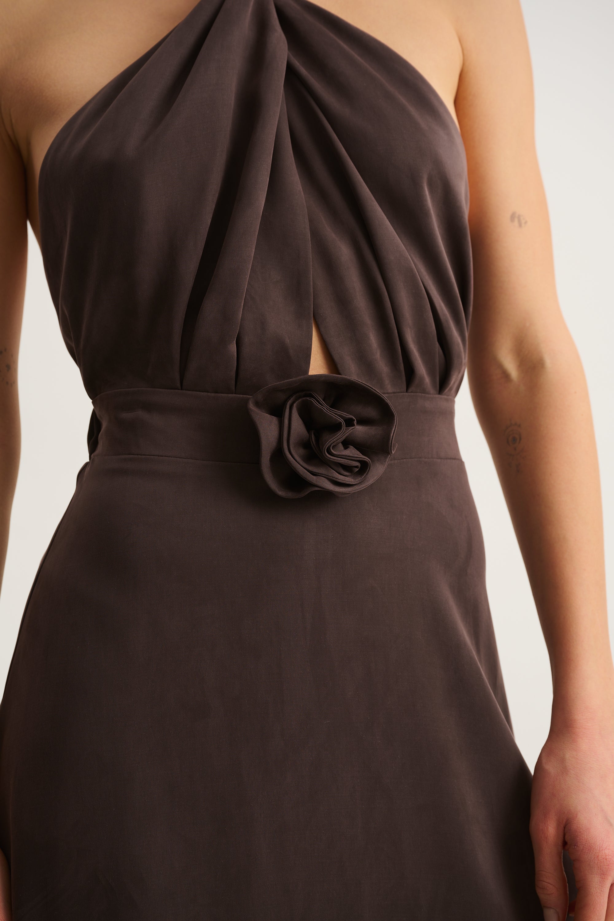 SCHOKOLADENFARBENER MAXIKLEID MIT KRAWATTE