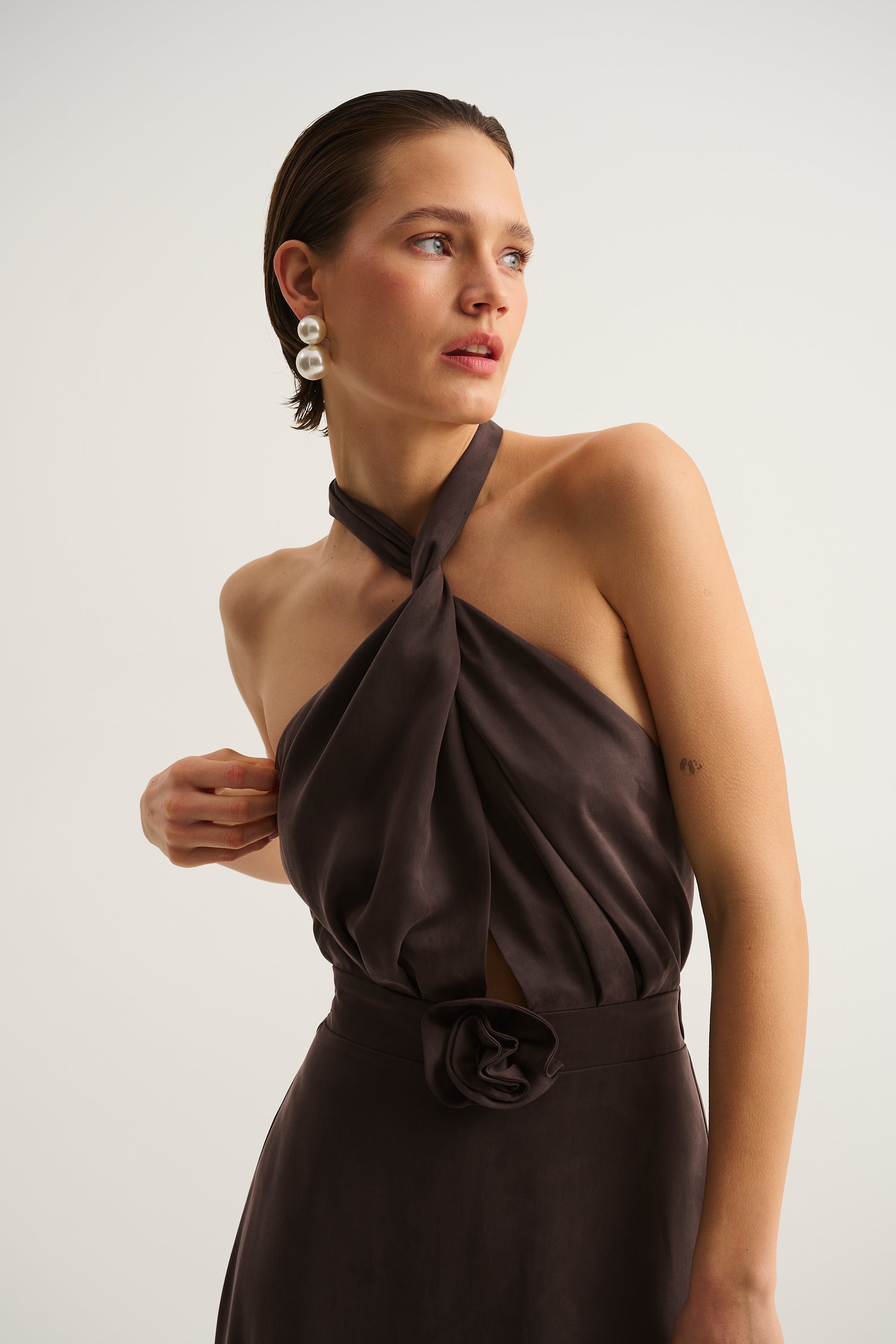 SCHOKOLADENFARBENER MAXIKLEID MIT KRAWATTE