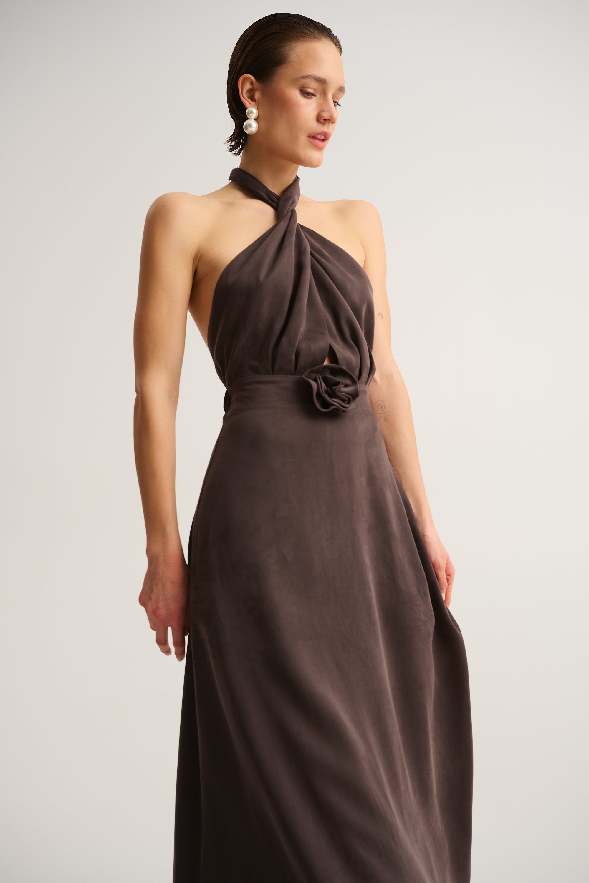 SCHOKOLADENFARBENER MAXIKLEID MIT KRAWATTE