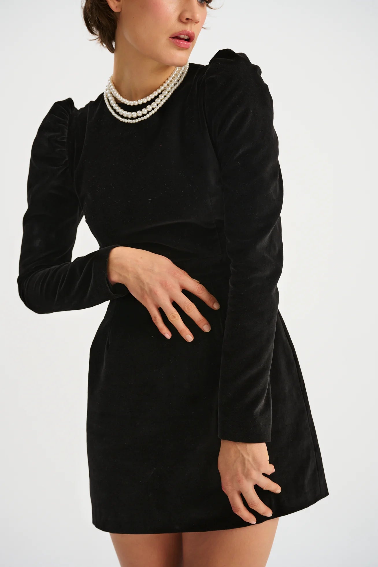 Aksamitna mini sukienka Scario - Saintby