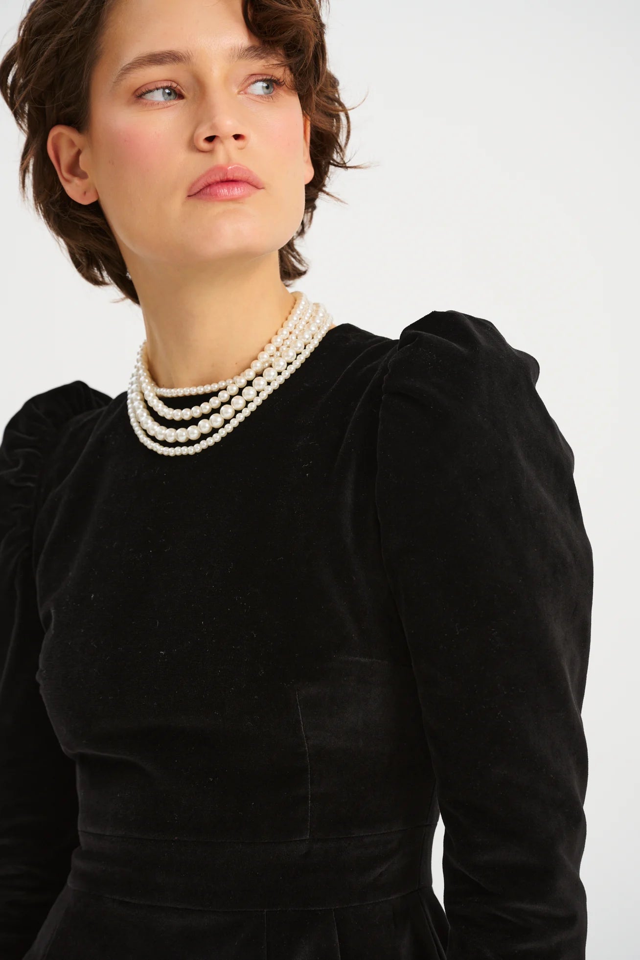 Aksamitna mini sukienka Scario - Saintby