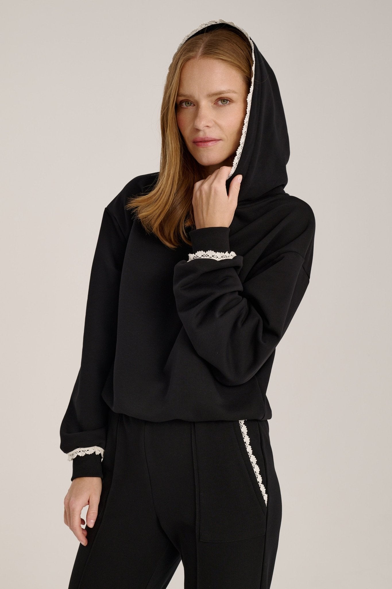 CZARNA BLUZA Z KORONKĄ - Saintby