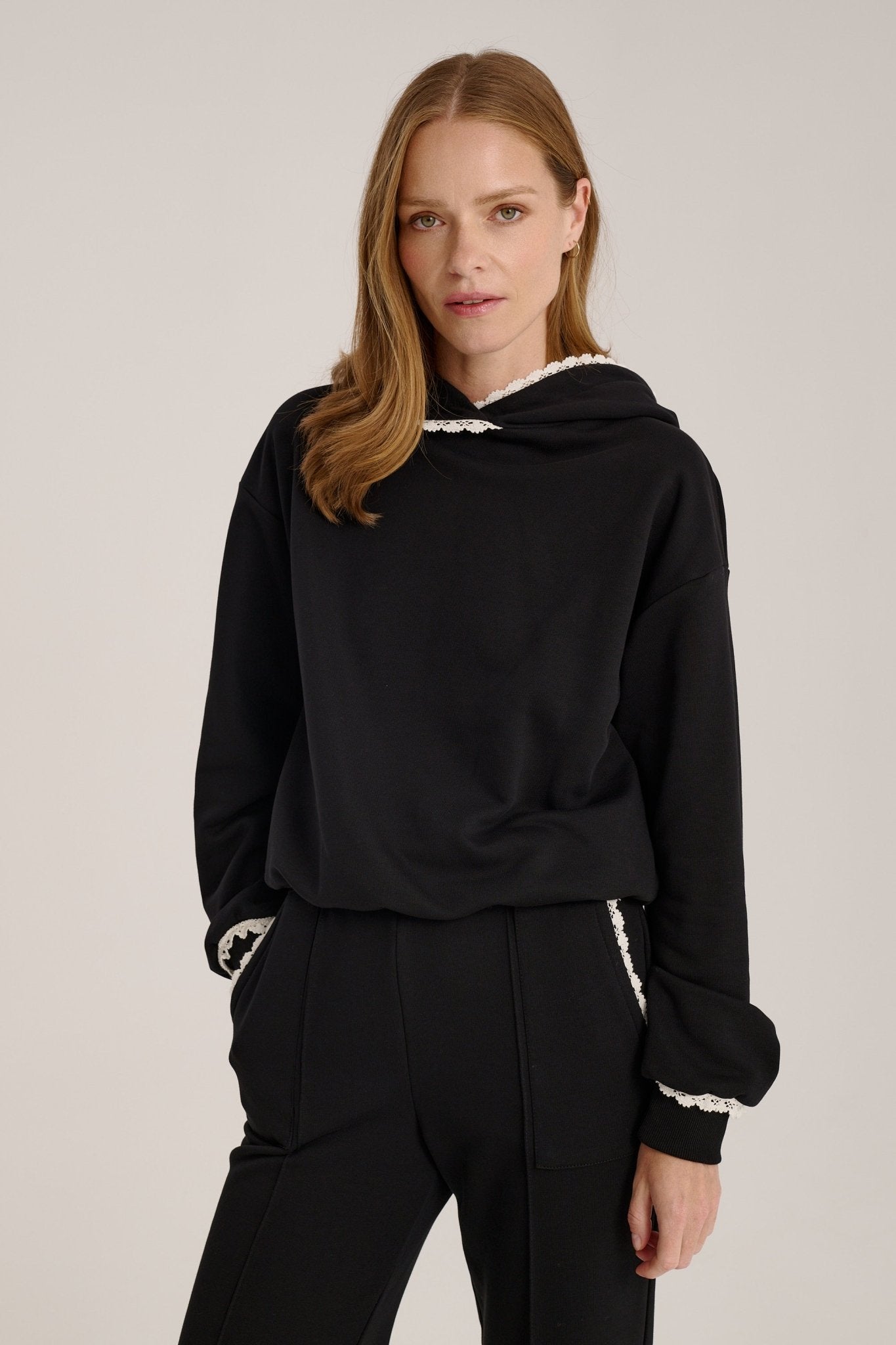 CZARNA BLUZA Z KORONKĄ - Saintby