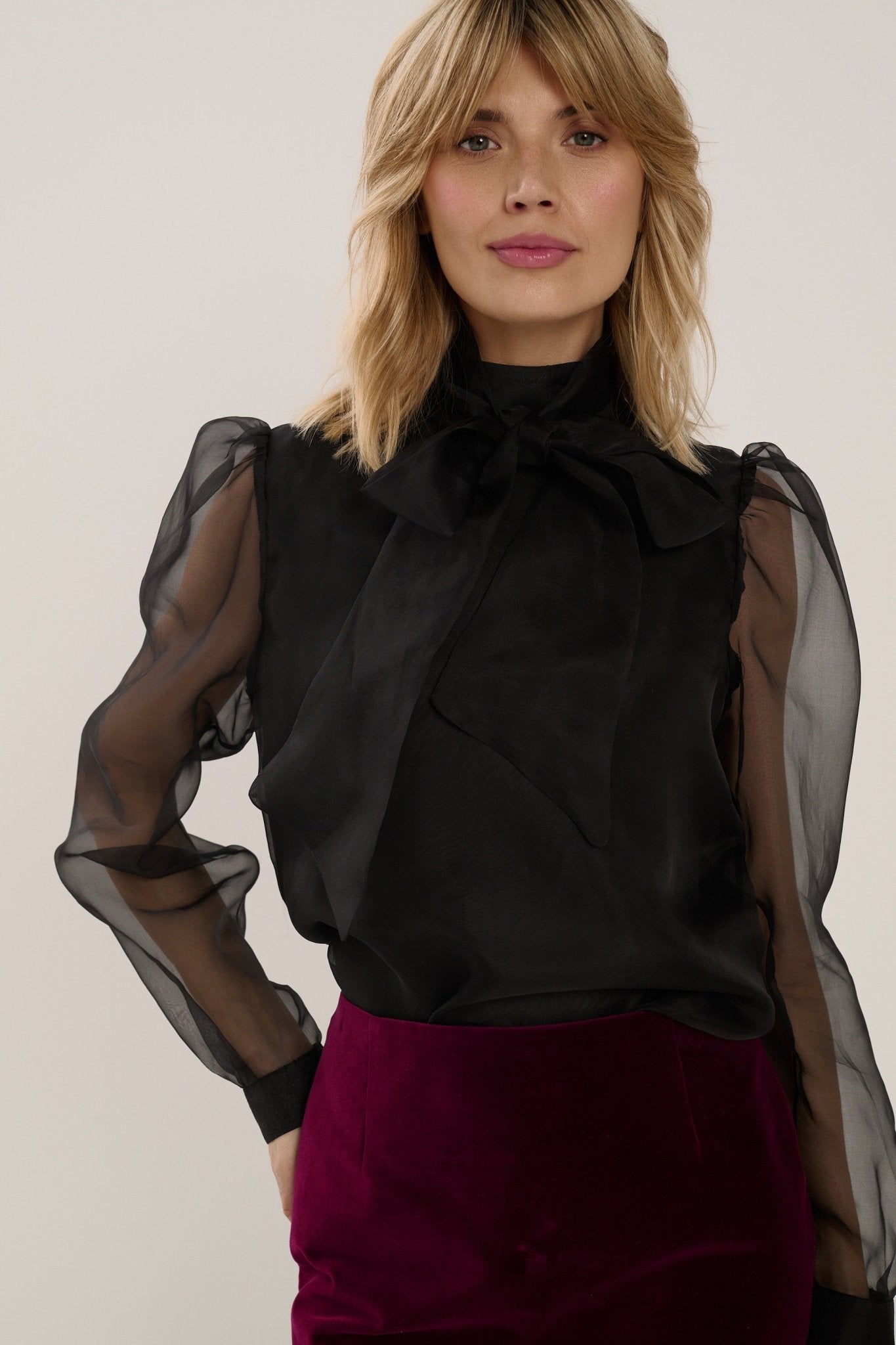 CZARNA JEDWABNA KOSZULA Z SZARFĄ - Saintby