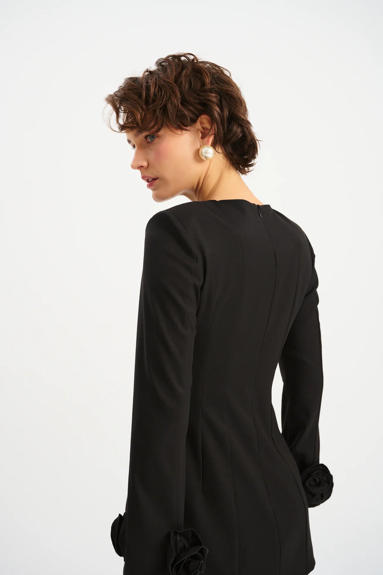 CZARNA MINI SUKIENKA Z RÓŻAMI CEFALU - Saintby