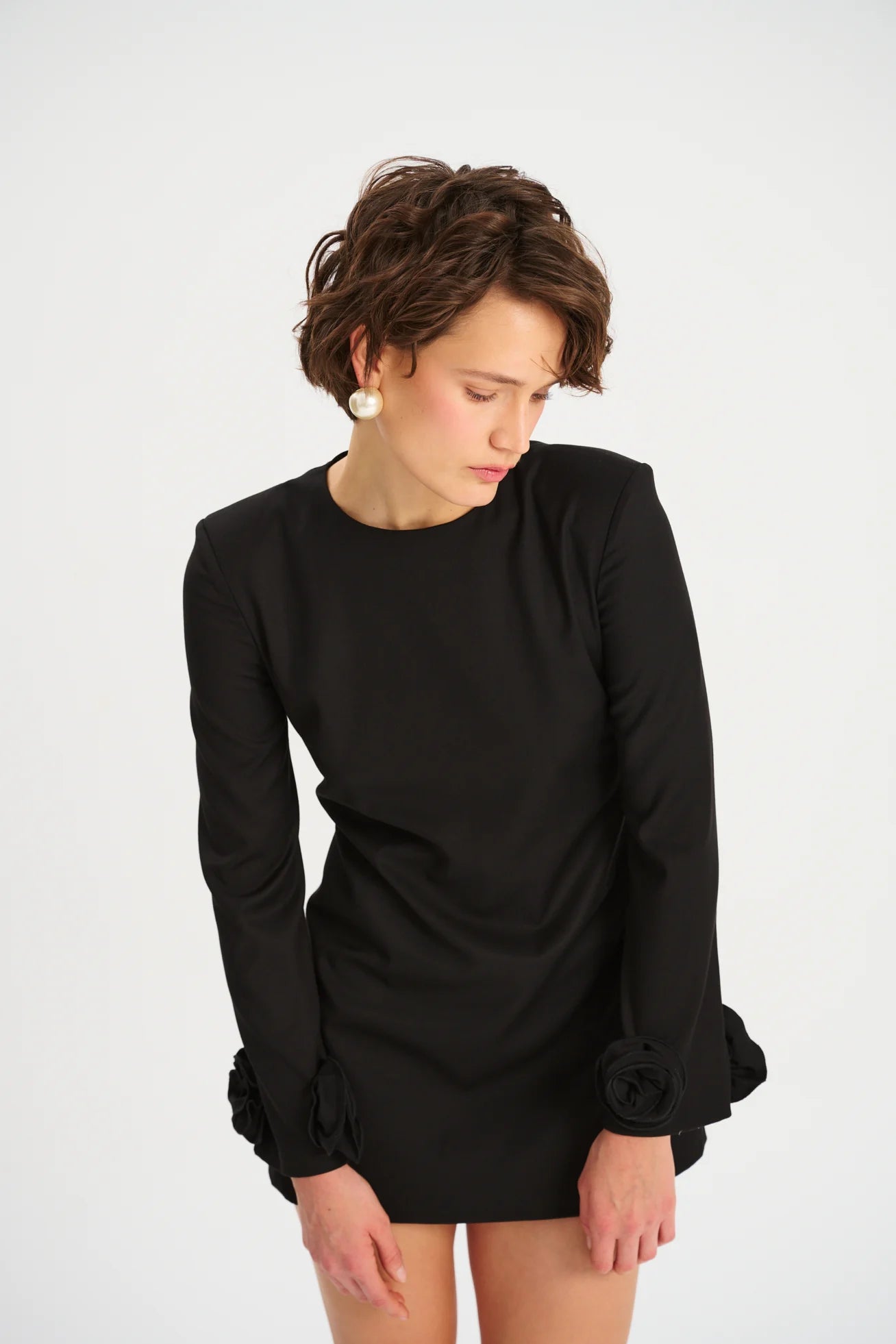 CZARNA MINI SUKIENKA Z RÓŻAMI CEFALU - Saintby