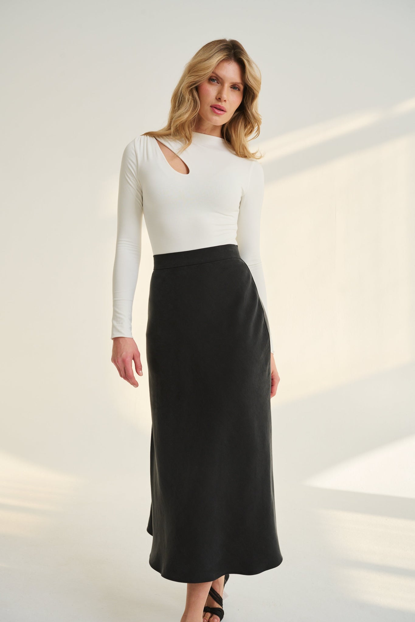 CZARNA SPÓDNICA ZE SKOSU WERONA - Saintby