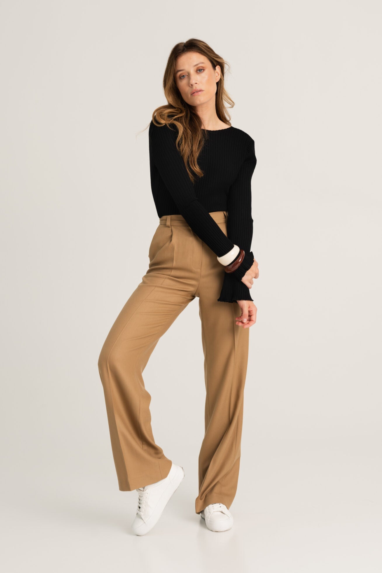 KAMELOWE WEŁNIANE SPODNIE GARNITUROWE CECINA - Saintby