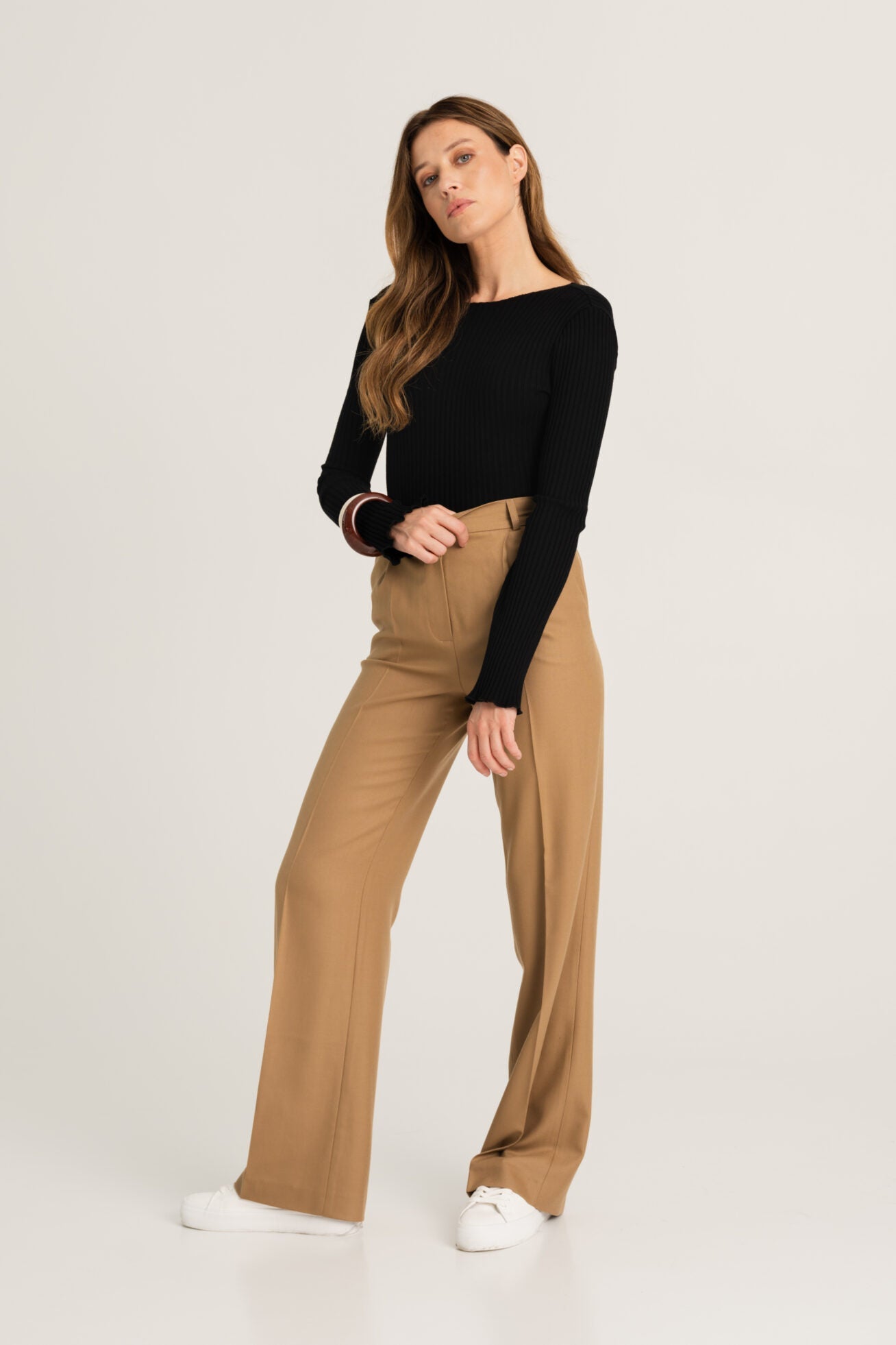 KAMELOWE WEŁNIANE SPODNIE GARNITUROWE CECINA - Saintby