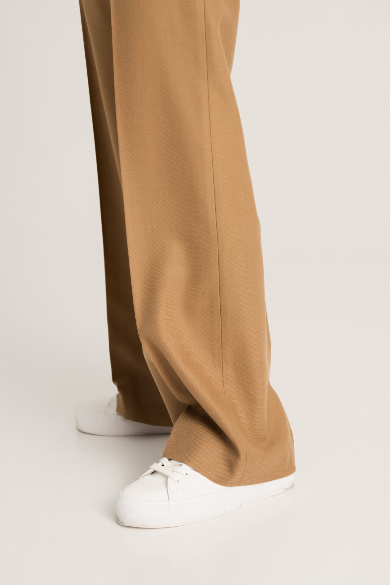 KAMELOWE WEŁNIANE SPODNIE GARNITUROWE CECINA - Saintby