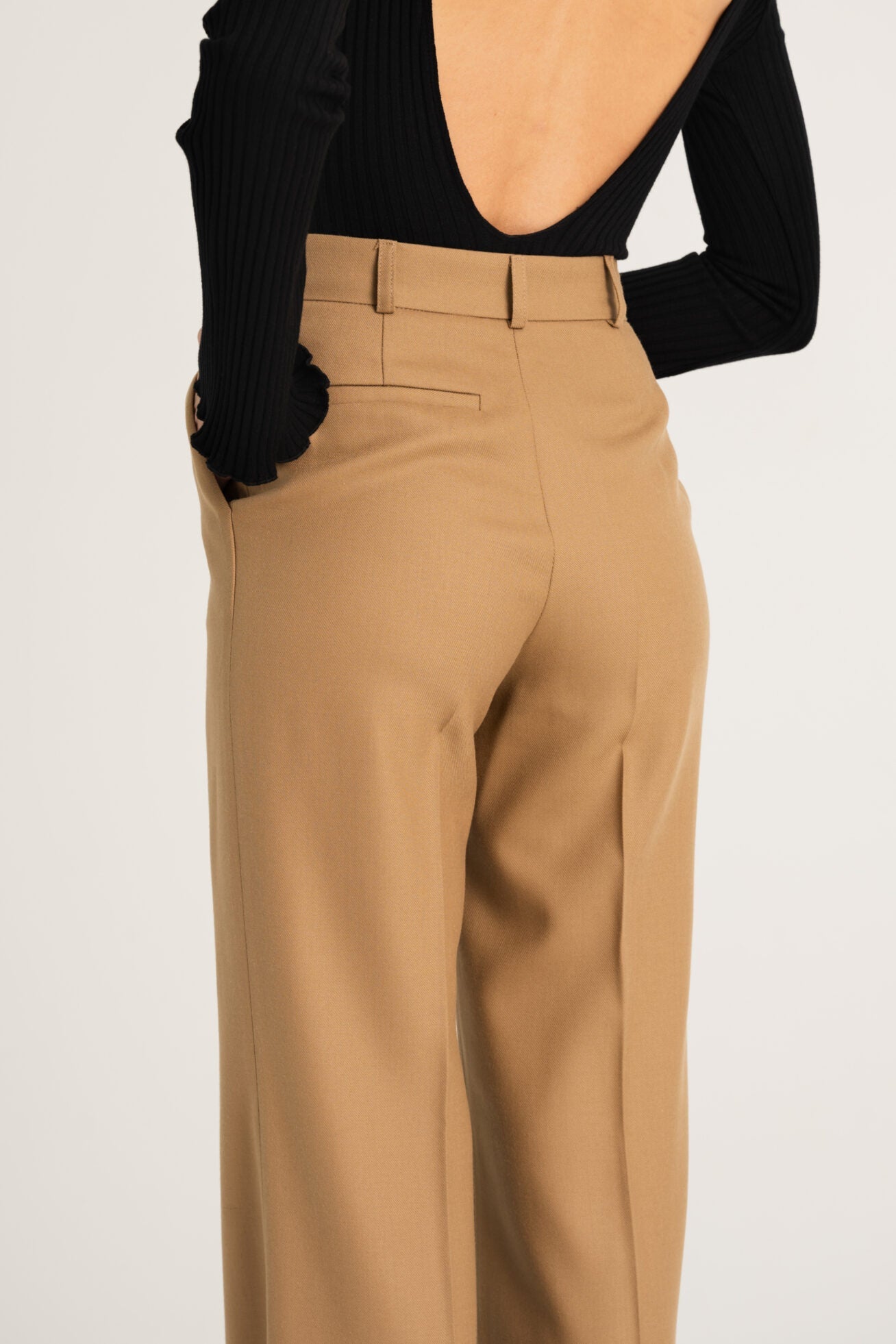 KAMELOWE WEŁNIANE SPODNIE GARNITUROWE CECINA - Saintby