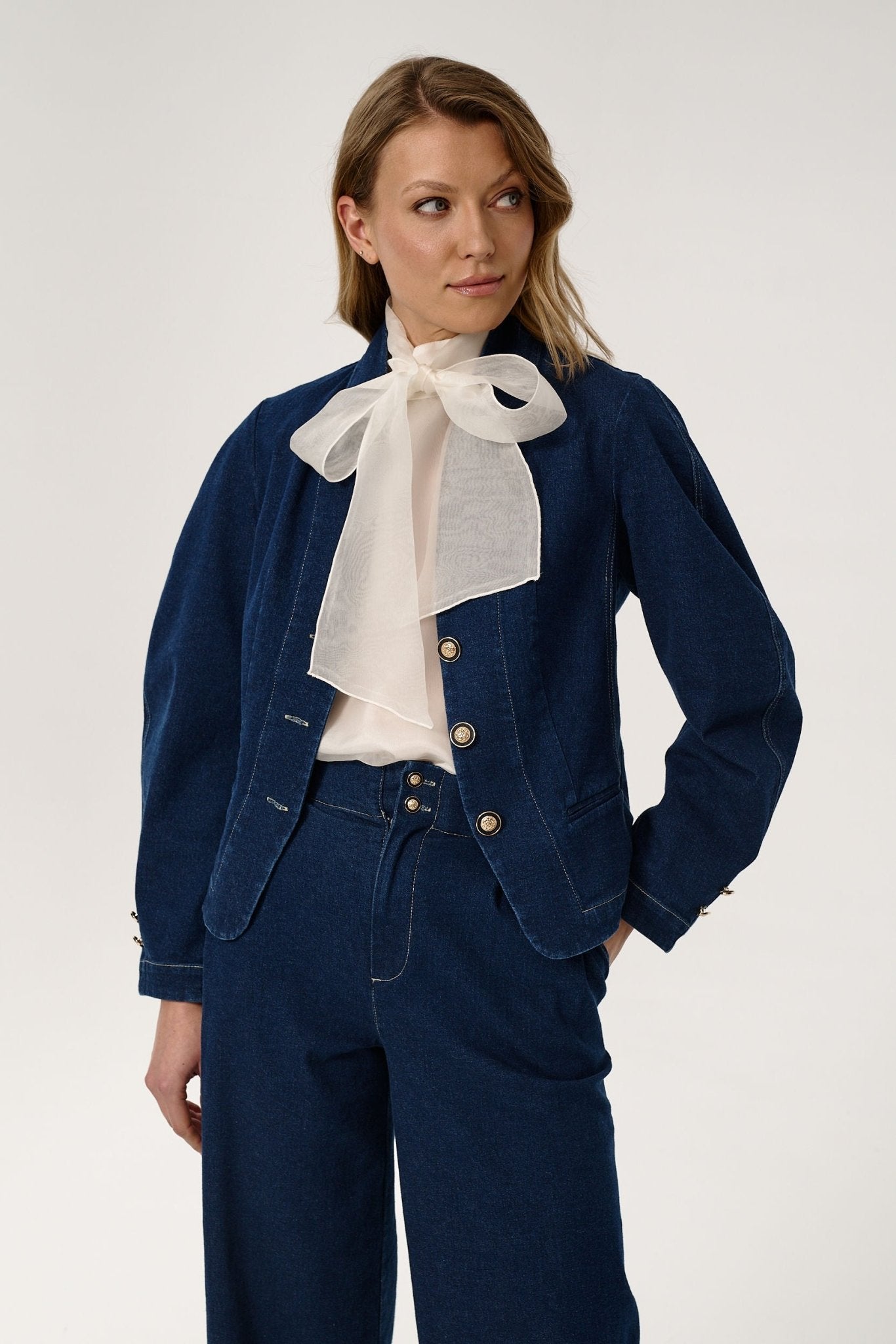 KREMOWA JEDWABNA KOSZULA ARDORE Z SZARFĄ - Saintby