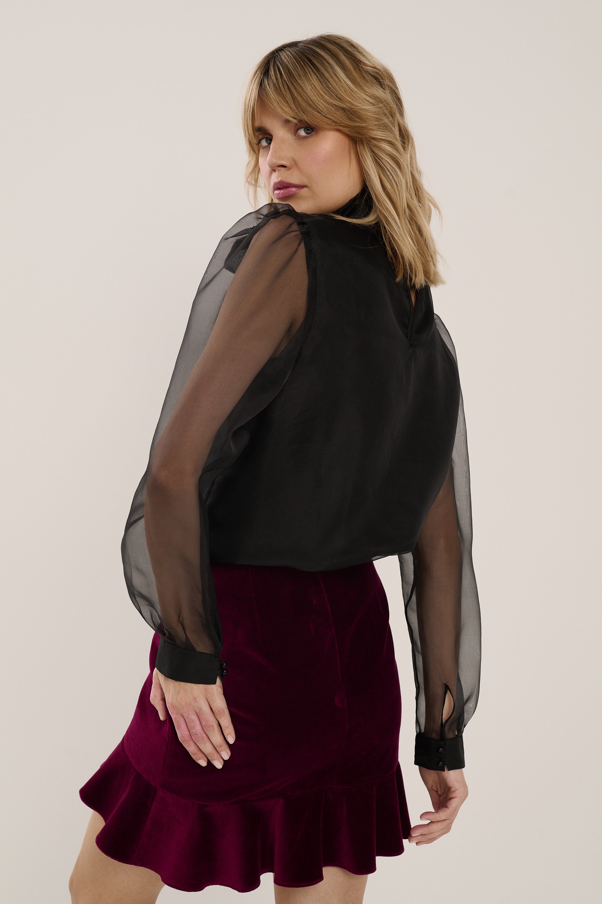 CZARNA JEDWABNA KOSZULA Z SZARFĄ