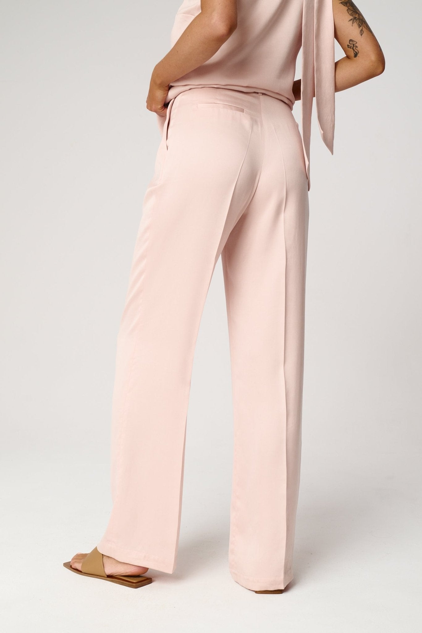 RÓŻOWE SPODNIE Z KANTEM CECINA - Saintby