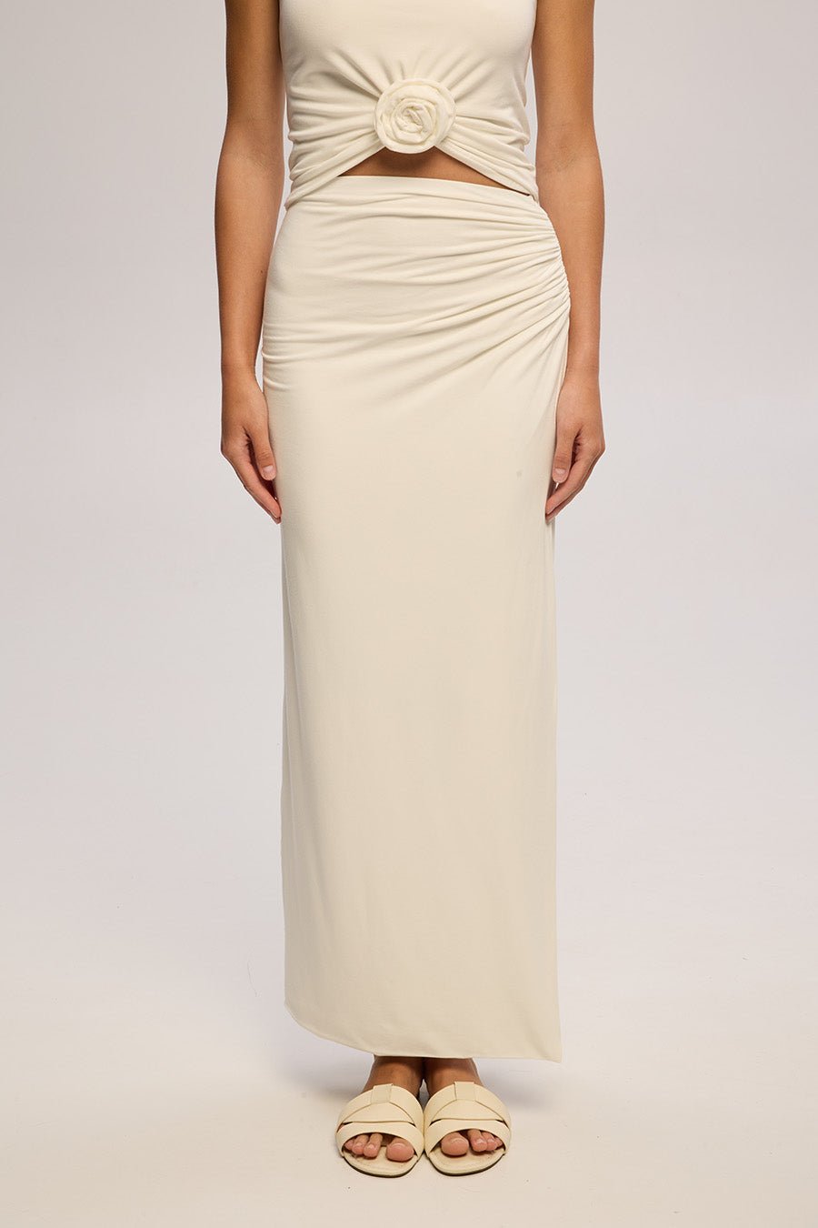 SPÓDNICA Z DRAPOWANIEM OFF WHITE - Saintby