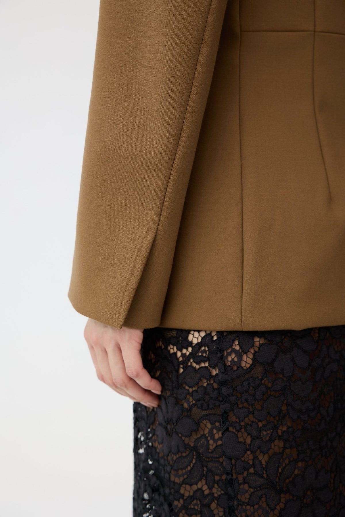 TALIOWANA MARYNARKA ISOLA BROWN CAMEL - Saintby
