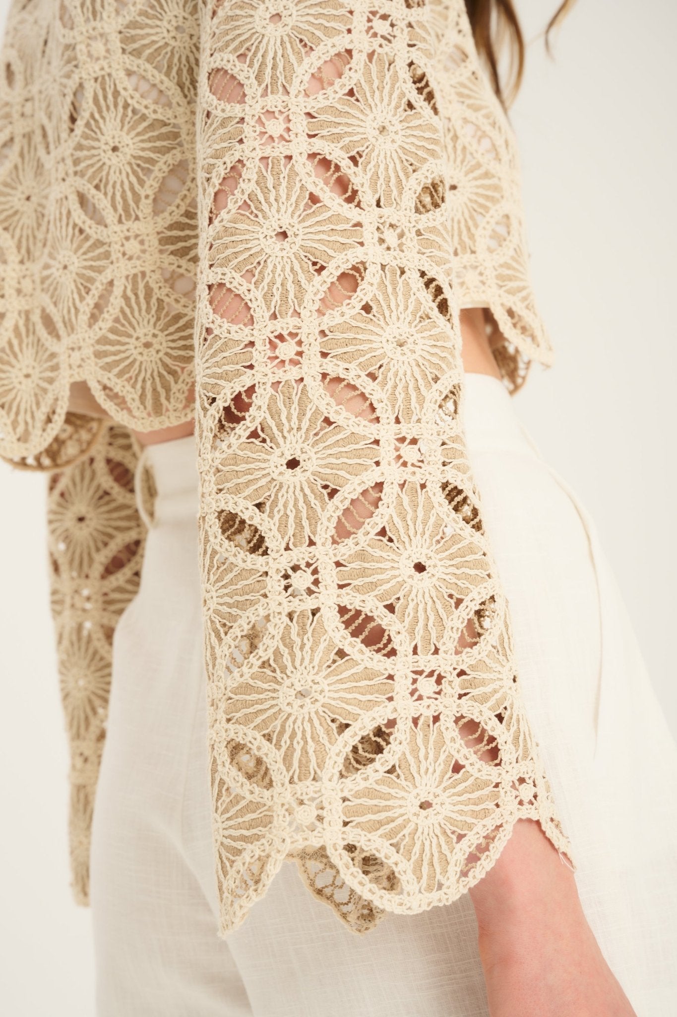 TOP TISSI BEŻOWY CROCHET - Saintby